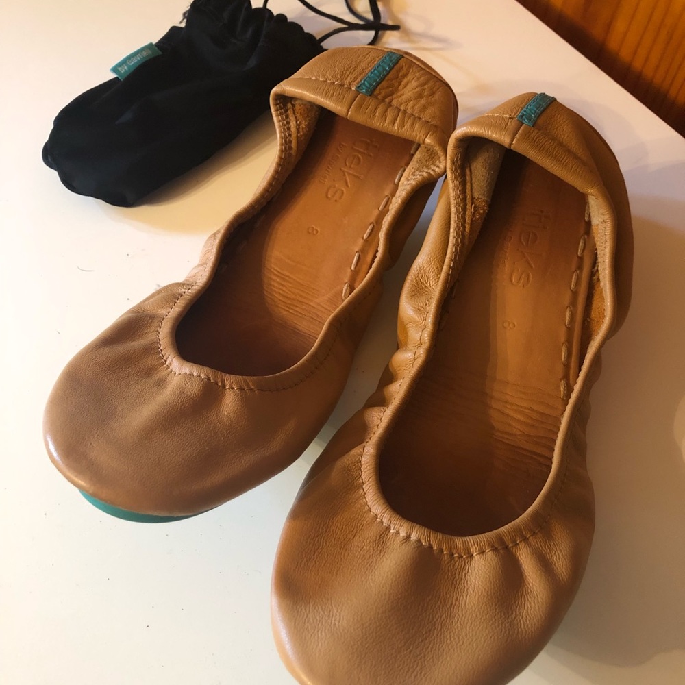 Tieks flats, excellent condition!  Comes with the bag.  Barely worn, Size 8.